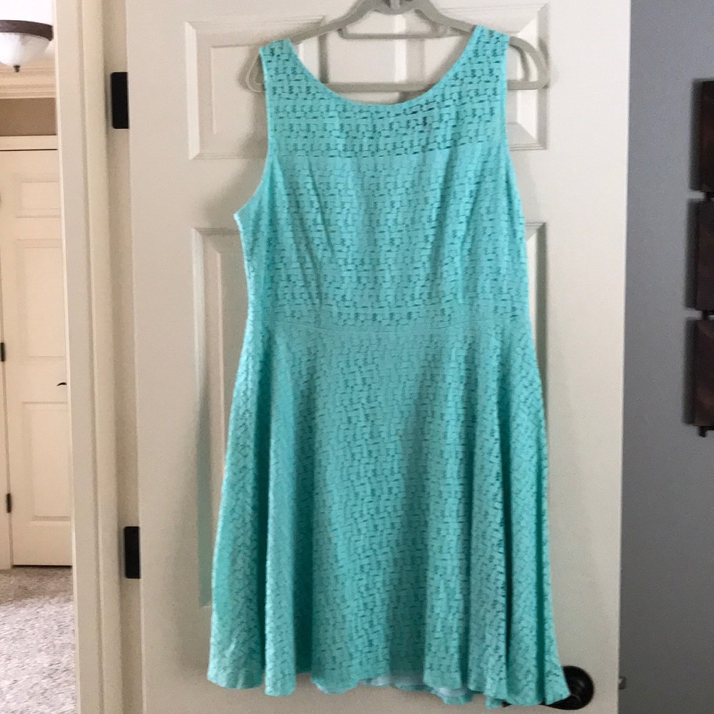 Women’s short sleeve dress.
